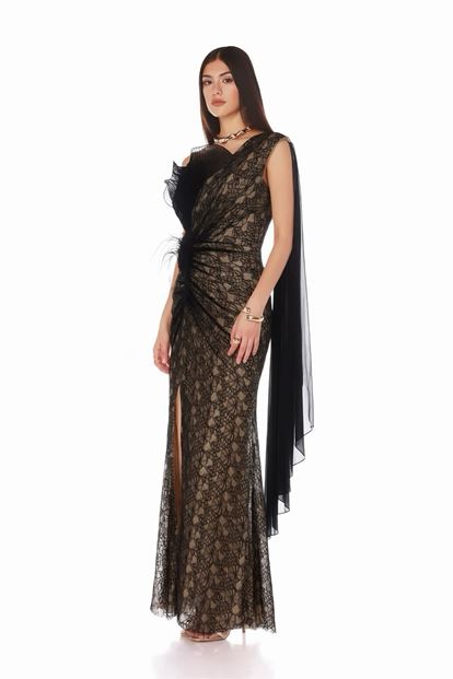 فستان سهرة أسود بكتف واحد وتفاصيل مكشكشة